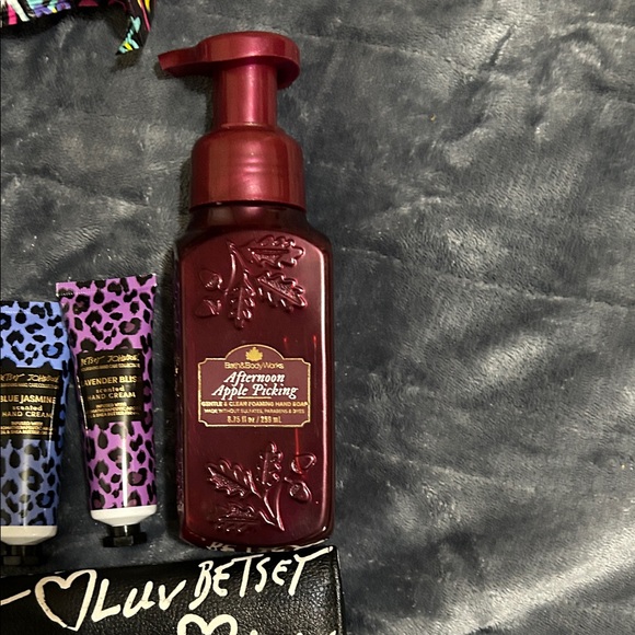 Betsey Johnson White and Black Cosmetic Collection - Picture 5 of 7